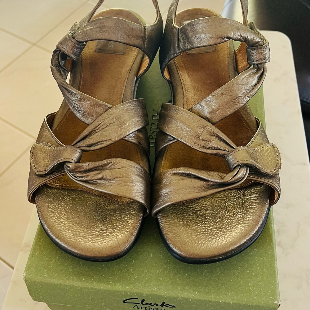 CLARKS ARTISAN WOMENS LEATHER PEWTER METALLIC COMFORT STRAPY SANDAL SZ 9.5 NEW